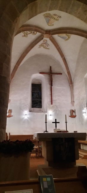Altarraum der Kirche in der Osternacht